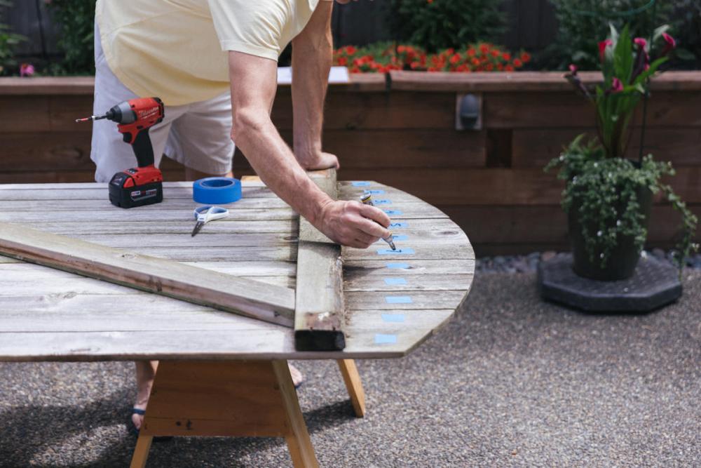 Labeling the fence boards of the gate with numbers so that they can be reused. 