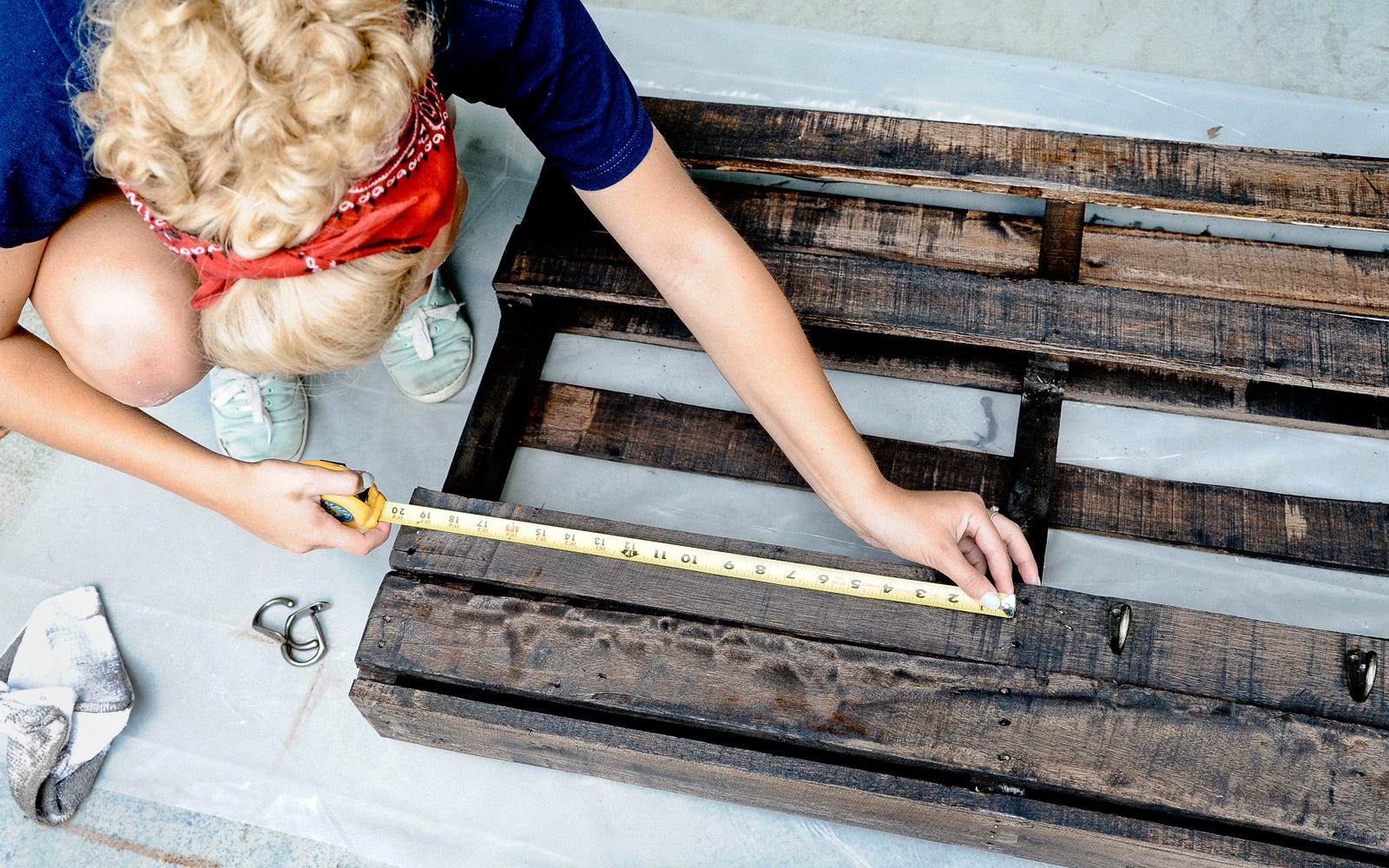 measuring pallet coat hanger