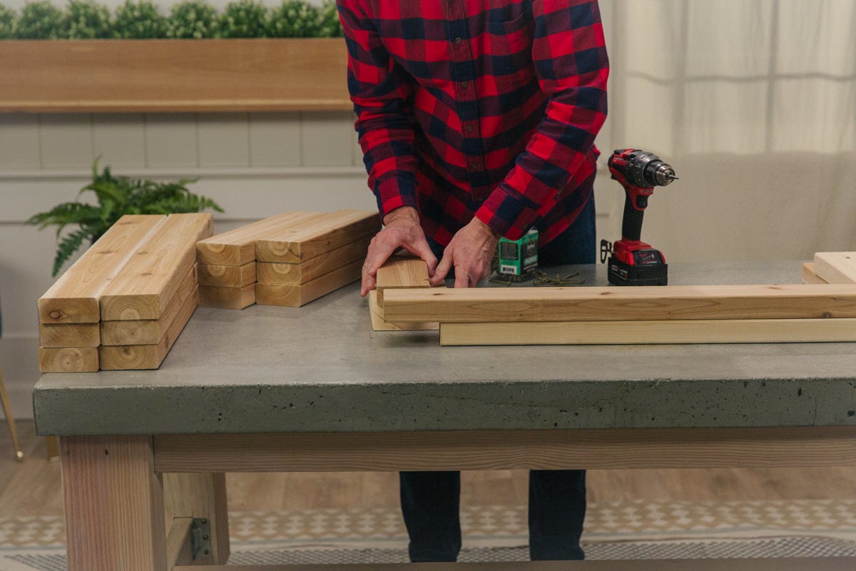 assemble expandable bench Laying long board on top of short board.