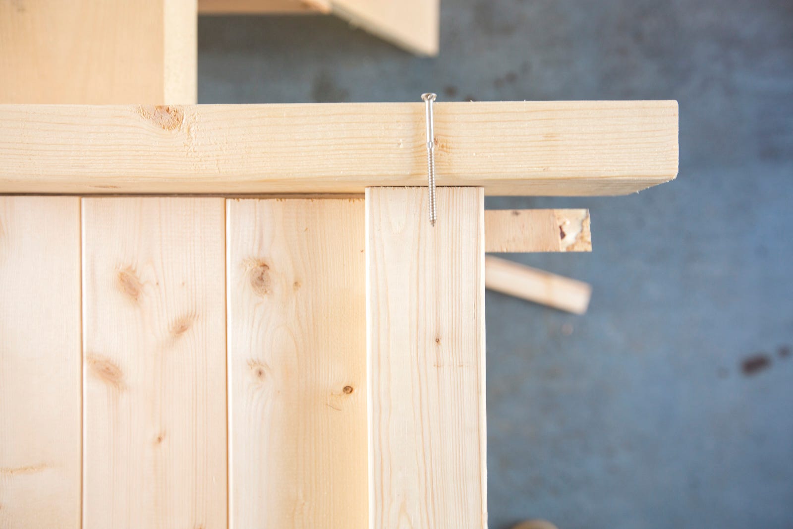 Mount the Horizontal Pieces to headboard Mount the Horizontal Pieces to headboard