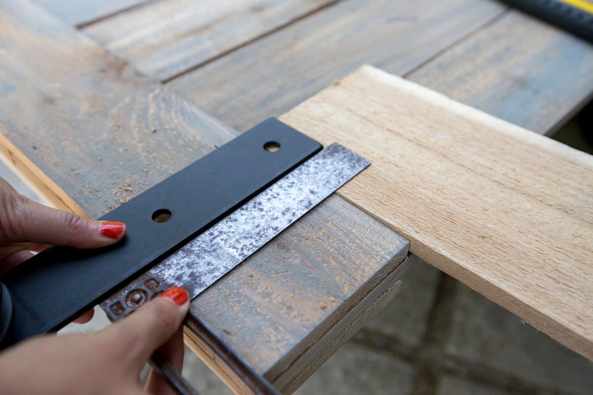 installing door hangers