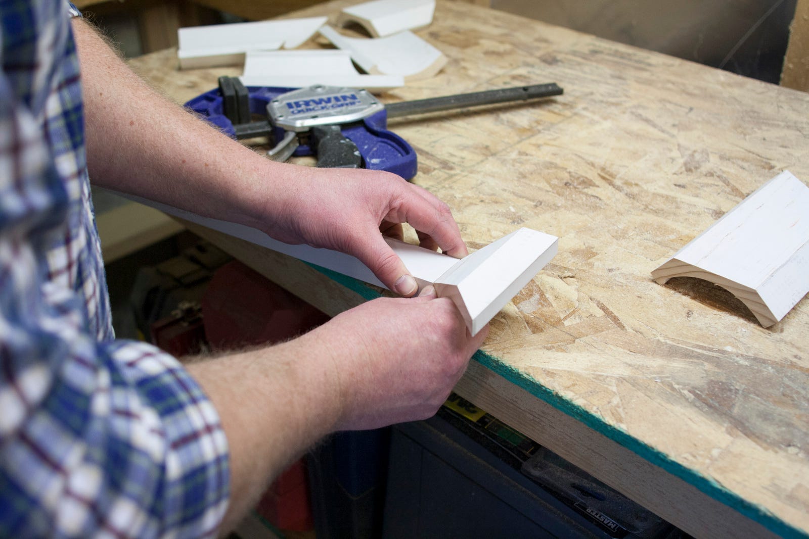 cutting crown moulding for shelf