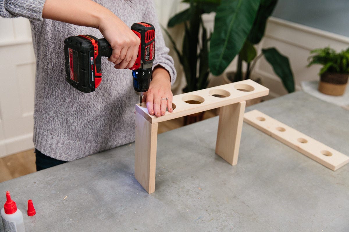 Pre-drill before adding screws to prevent the ends from splitting Pre-drill before adding screws to prevent the ends from splitting